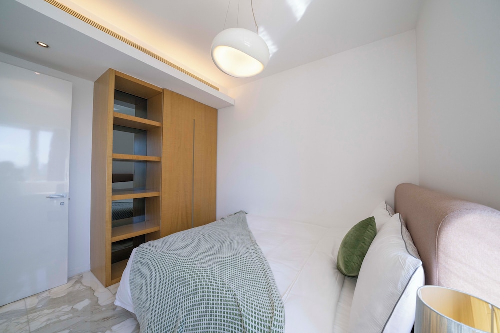 Tyms 2BR 1BA Apt Xujiahui Metro