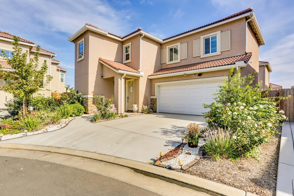 Fresno Home w/ Grill - 9 Mi to Downtown