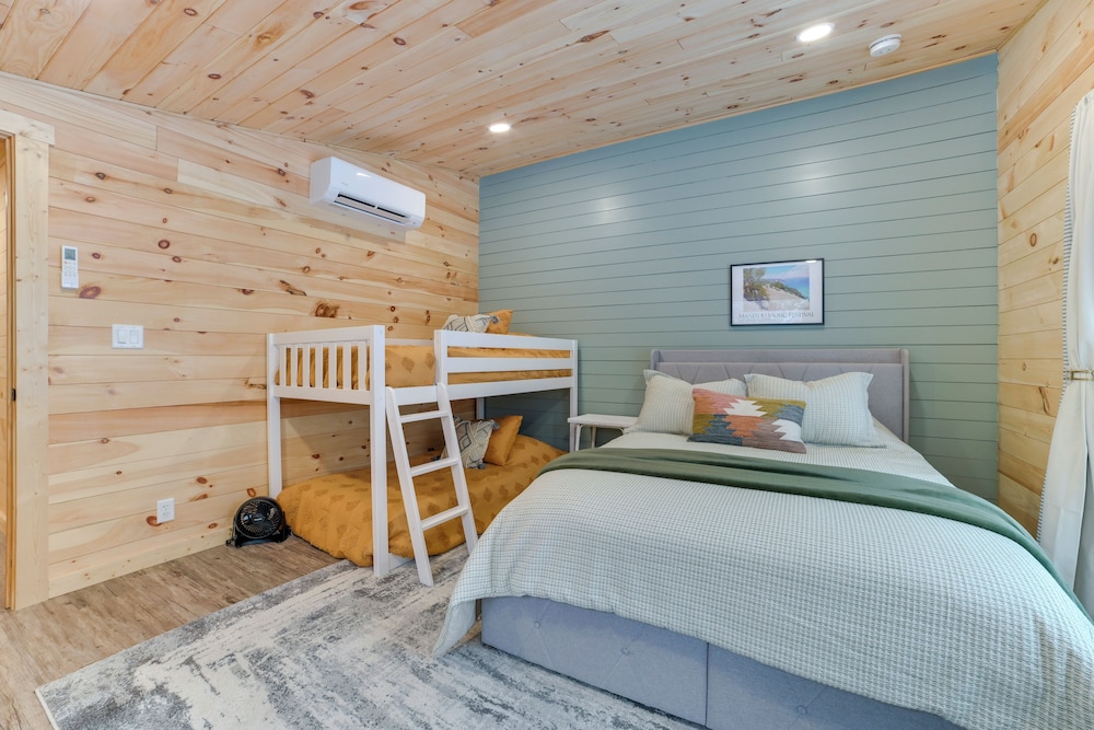 8 Mi to Sleeping Bear Dunes: Creekside Cabin