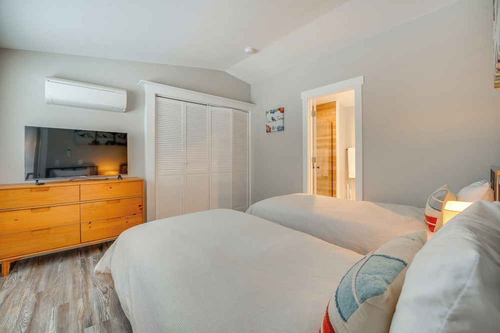 2 Blocks to Downton Chelan: Home w/ Hot Tub!