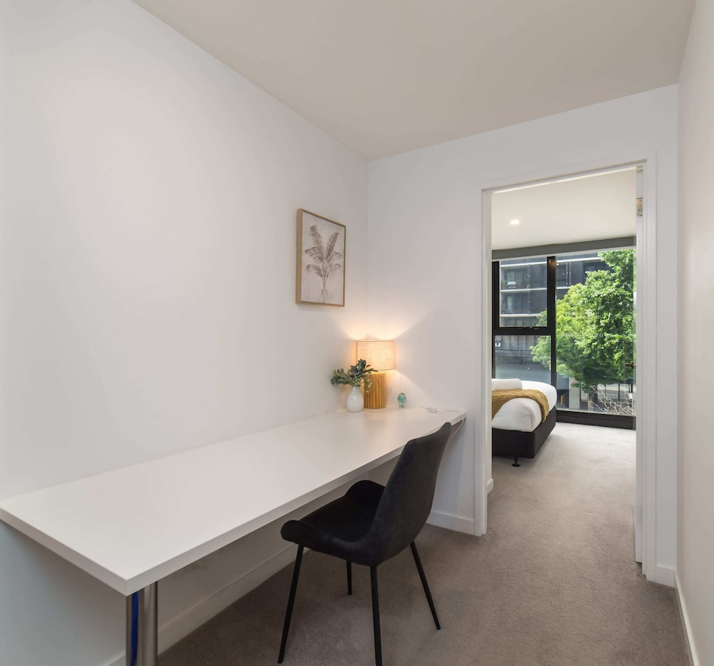 Chic 3-bed in Central With Pool, Sauna and Gym