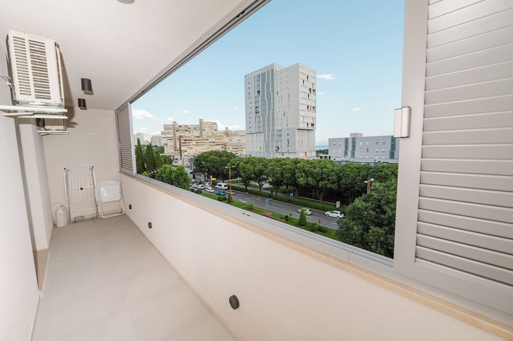 Koi Deluxe, Urban Two Bedroom Oasis