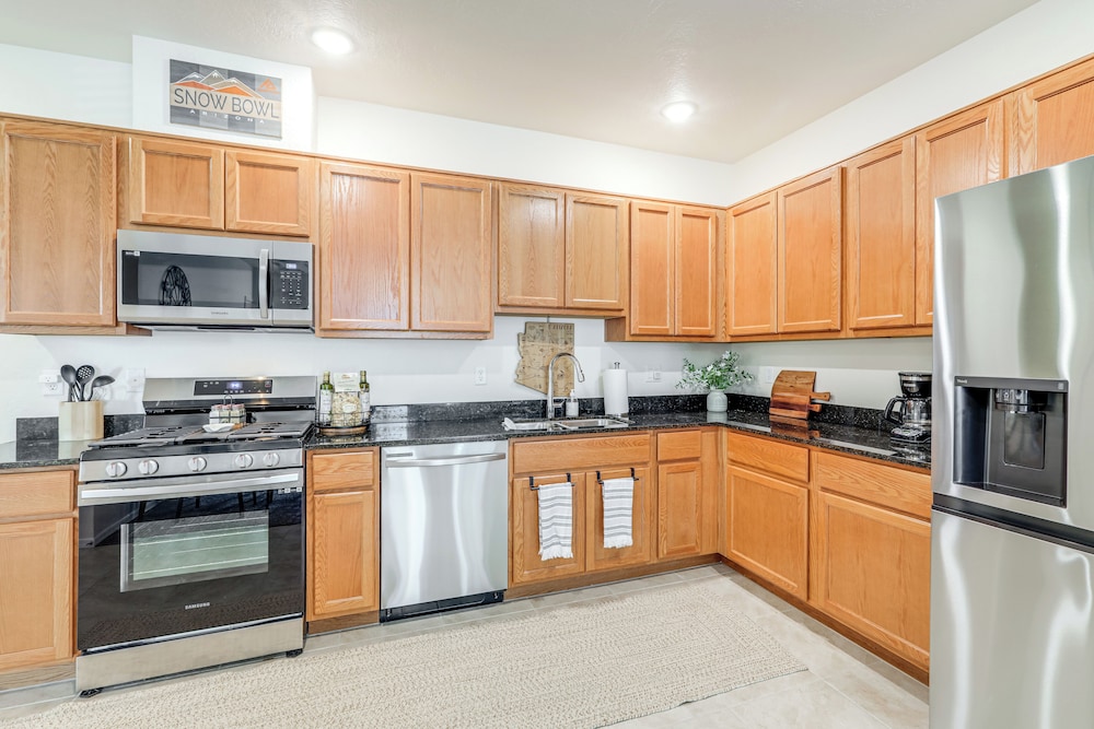 1 Mi to Dtwn Flagstaff: Condo w/ 2 Balconies!
