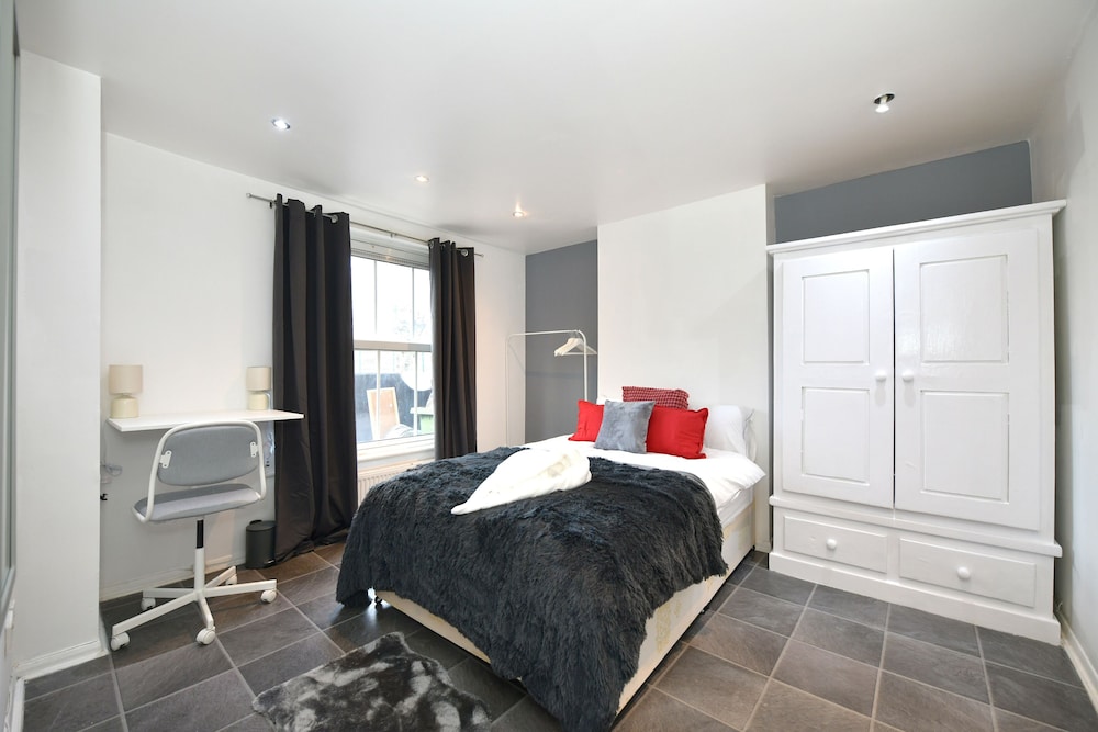 Impeccable 4-bed House With Garden in Brixton