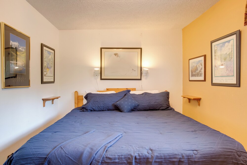 Pool & 3 Hot Tubs: Winter Park Condo on Bus Line