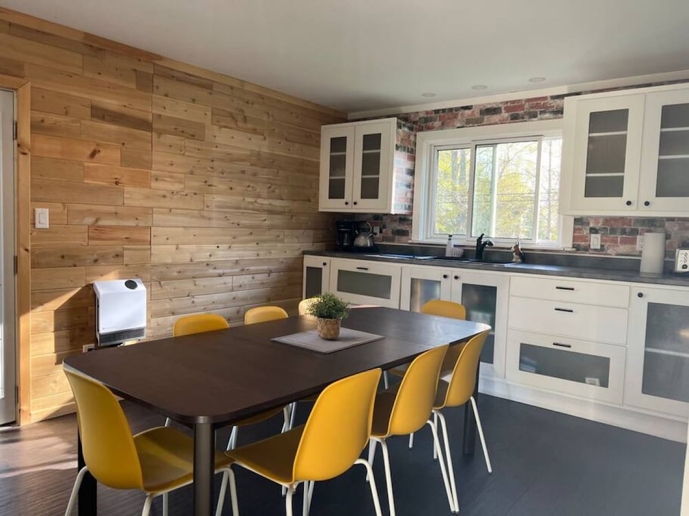 Family Friendly Cottage Walking Distance to Lions Head Beach