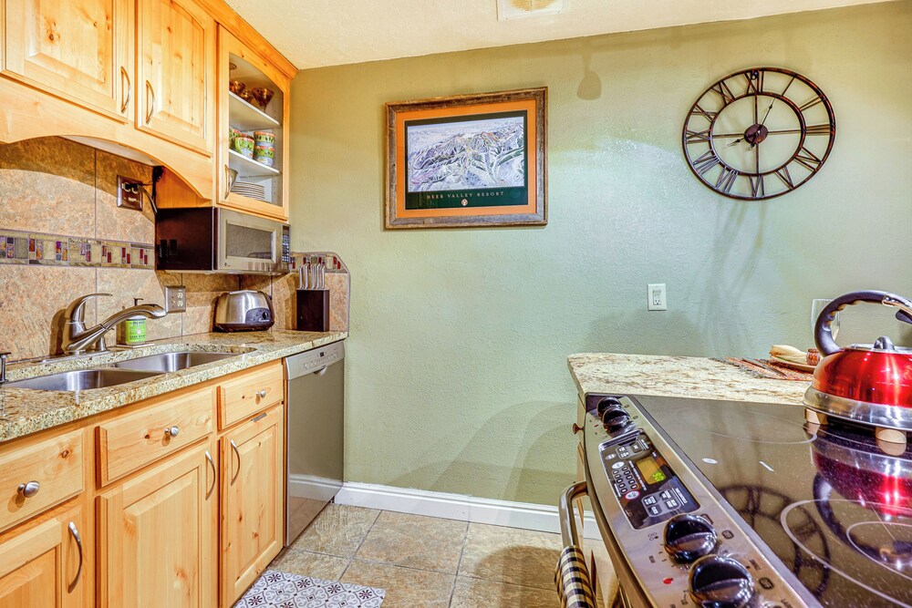 1/2 Block to Lift Bus Stop: Condo in Park City