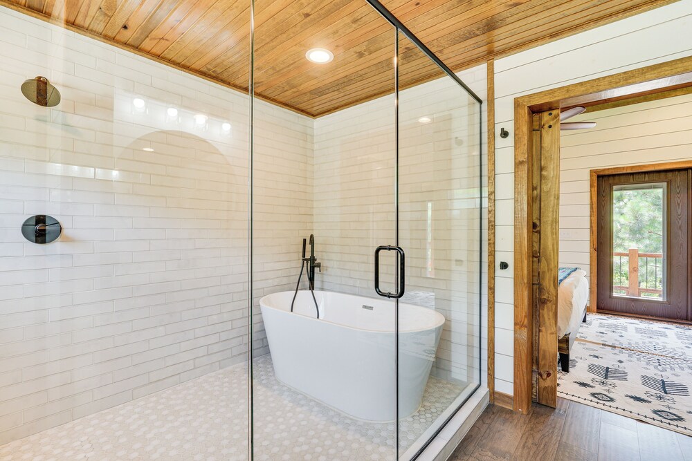 Tree-lined Broken Bow Studio Cabin w/ Hot Tub!
