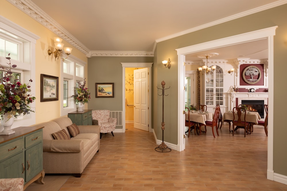 The Oakwood Inn Okoboji - Adults Only