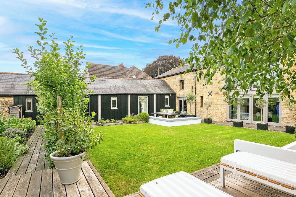 Stunning 4BD Family Home Near Banbury