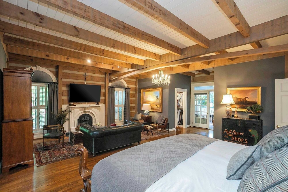 35 Acre Villa w/ Pool, Spa, Wine Cellar & Gym + Near Golf Club La Pearla Ranch by Avantstay