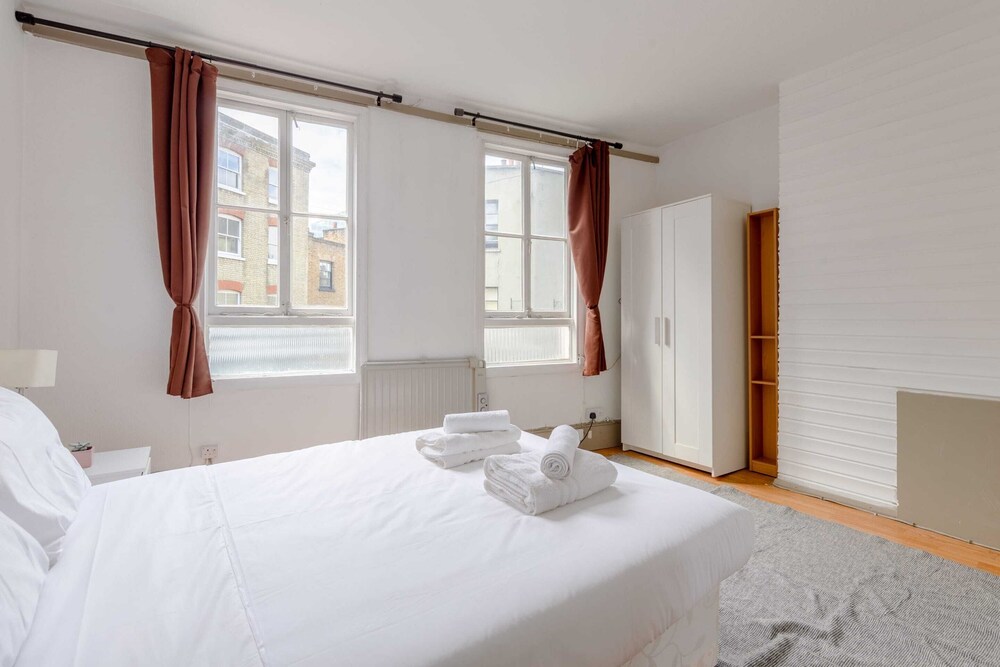 2BD Flat With Private Balcony - Shoreditch