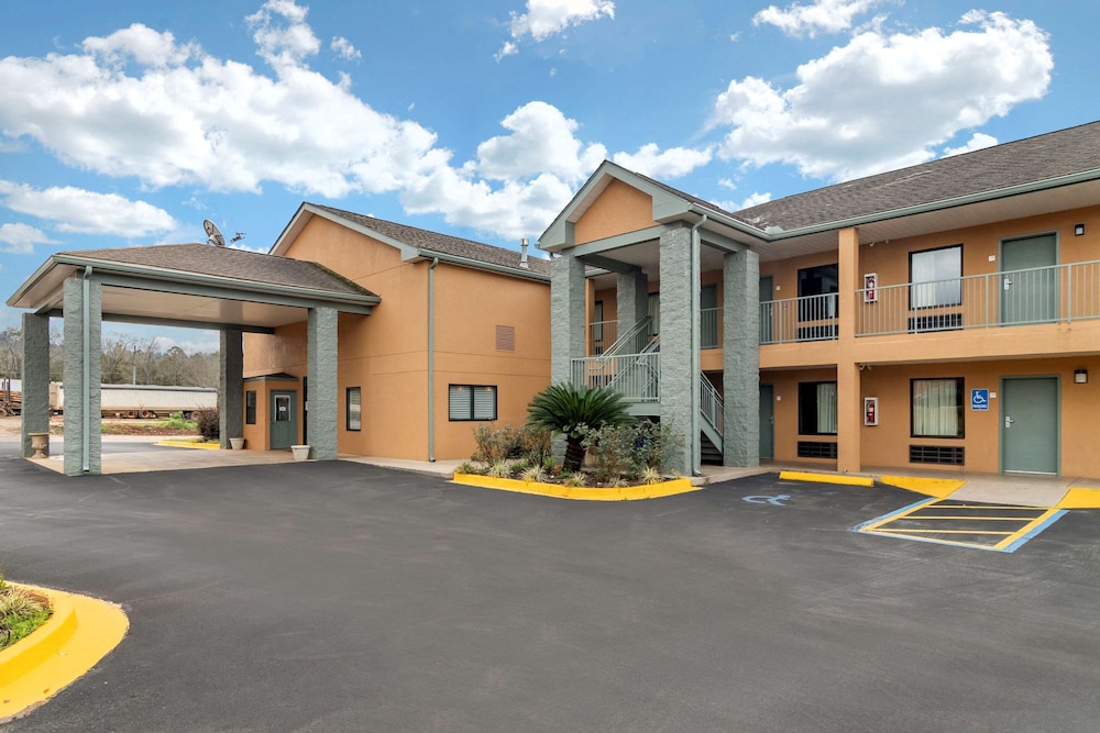 Eufaula Vacations - Econo Lodge - Property Image 1