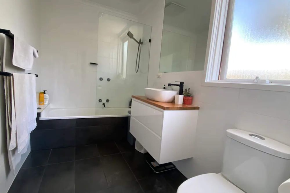Homely 1-bedroom Unit in Hawthorn With Parking!