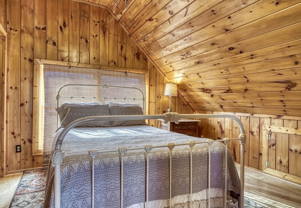 Secluded Hideaway 2 Bedroom Cabin by RedAwning view 4
