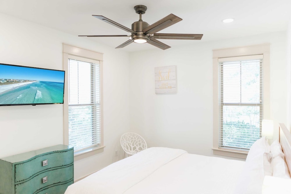 5 Mins to Beach, Shared Pool, Covered Deck, Bikes Heron Cottage by Avantstay