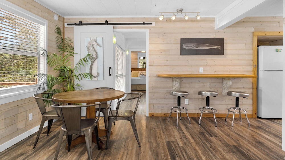 2BR Home, Private Heated Pool, 4 Bikes, Beach Access