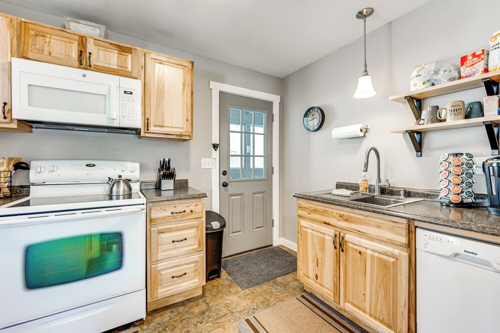 Steps to Estes Lake: Mtn-view Hideaway w/ Hot Tub!