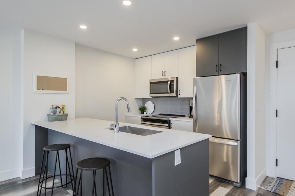 Luxurious 3 Bedroom Brand NEW Town House view 4