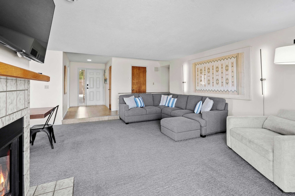 Cozy Condo - Stay for 9