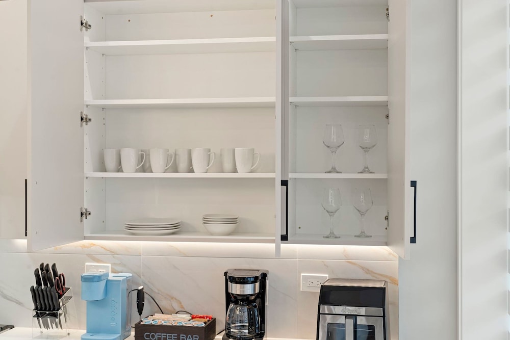 Spacious Bright Modern New Unit in Tri Taylor