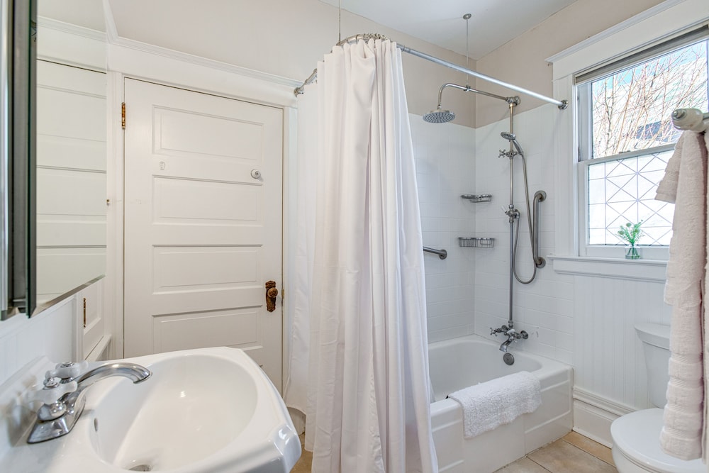 4 Mi to Downtown Denver: Washington Park Hideaway!