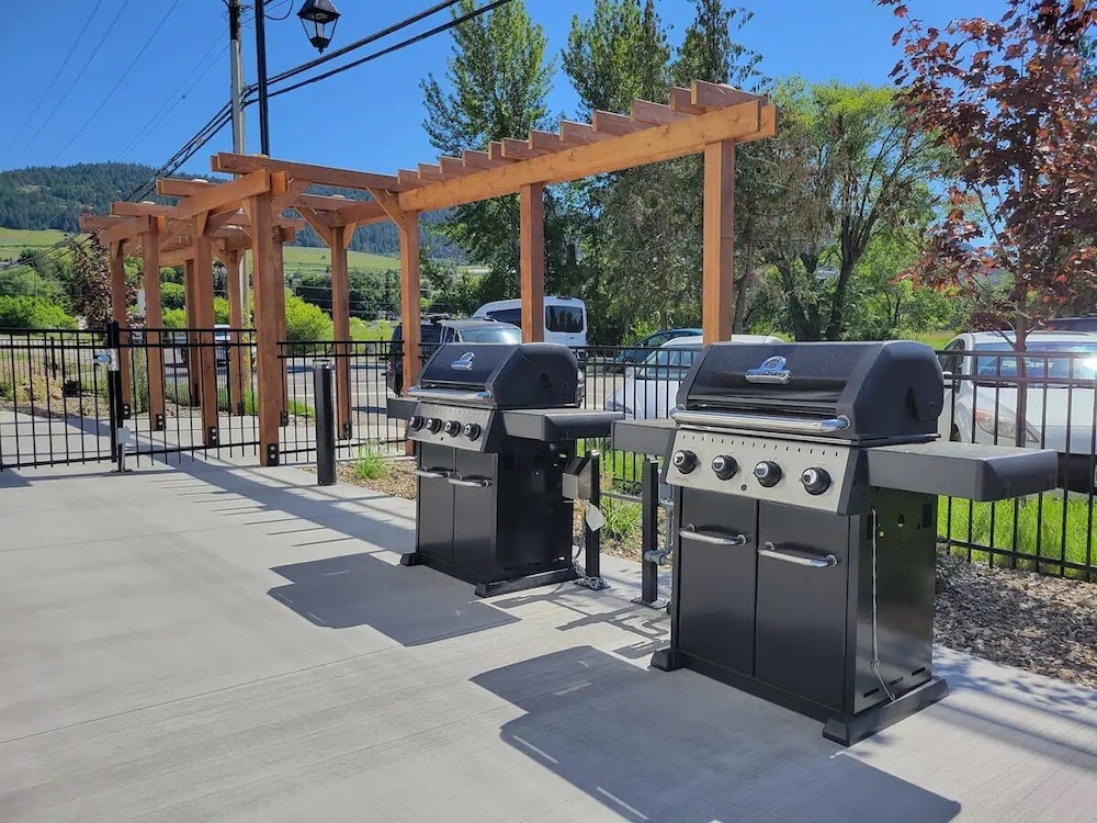 Vernon Vacations - Romantic Lakeside Studio Suite - Property Image 10