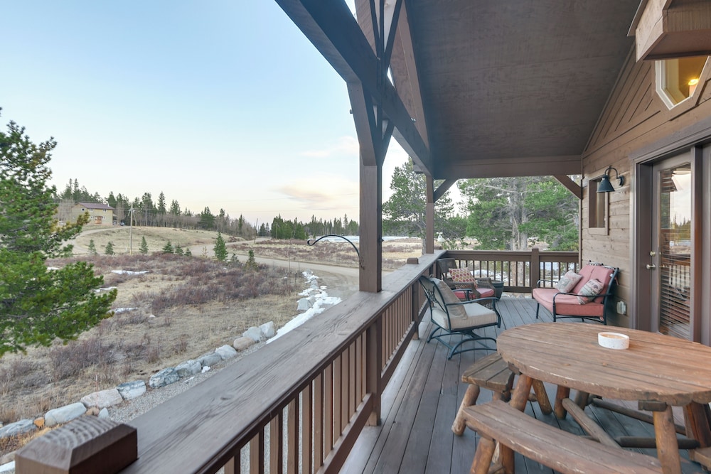 Deck + Mountain Views: Fairplay Family Escape!