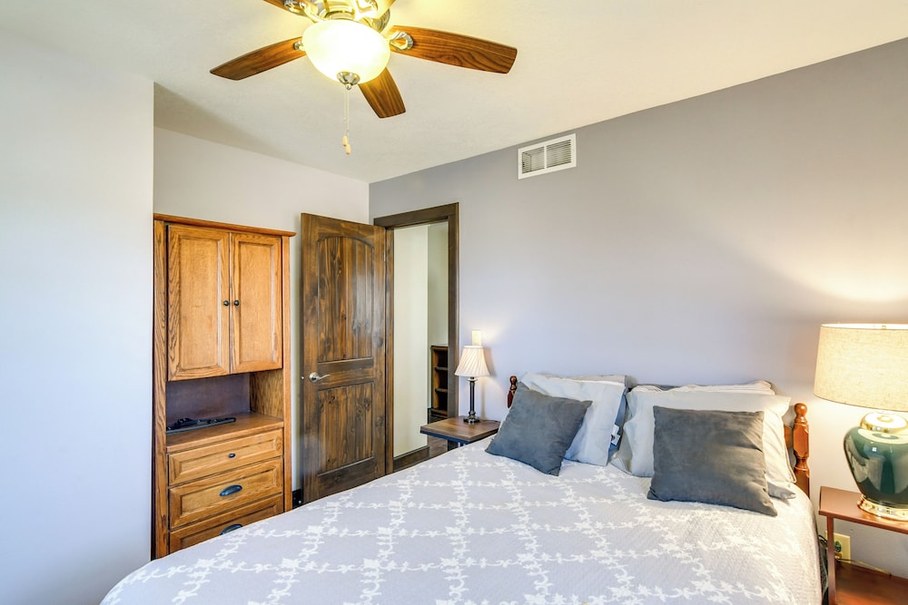 Riverfront Cabin Near Dtwn Pella w/ Game Room!