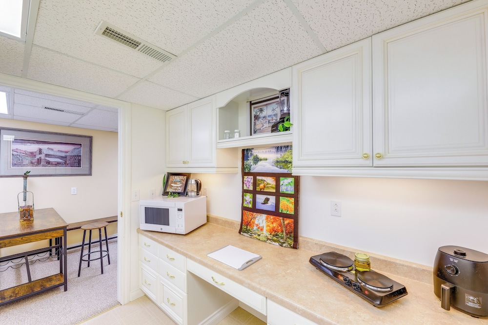 Walk to Happy's Inn & Lake Access: Libby Apartment