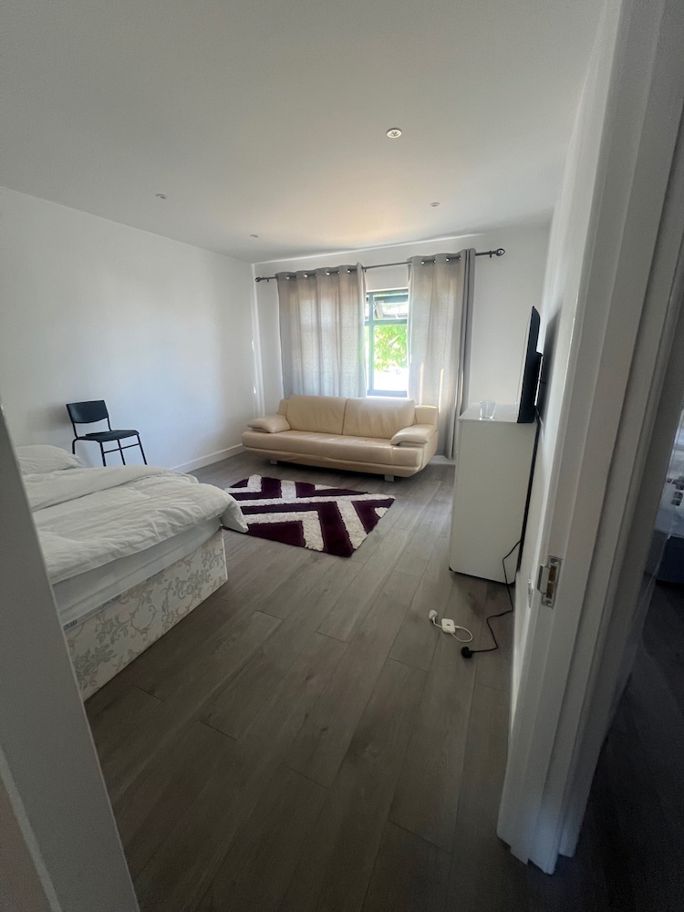 Sunny Gardens London House Retreat