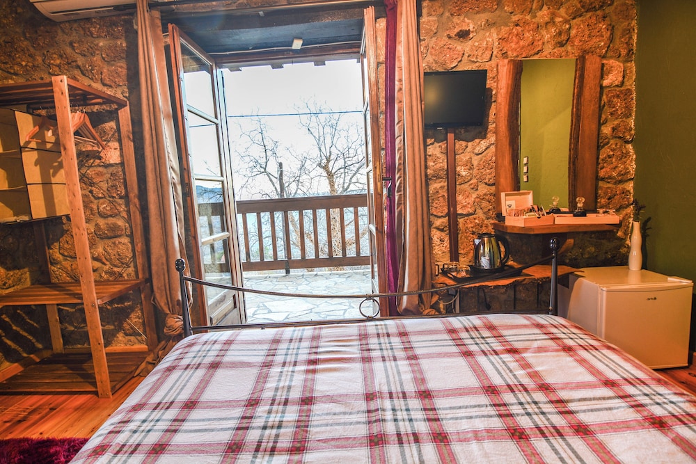 Petrino Lodge