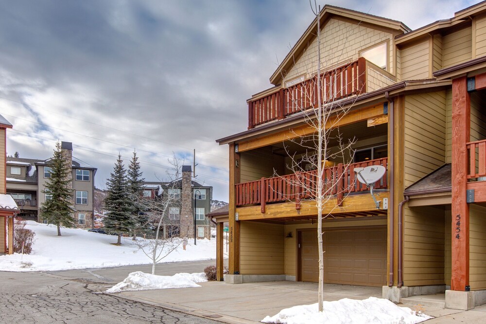 Luge Lane 5 Bedroom Townhouse by RedAwning view 3