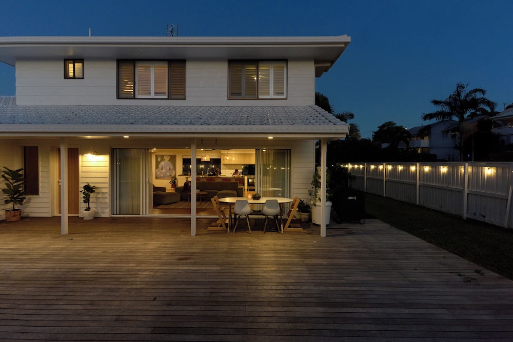Tugun Retreat - 5BRM Home with Pool