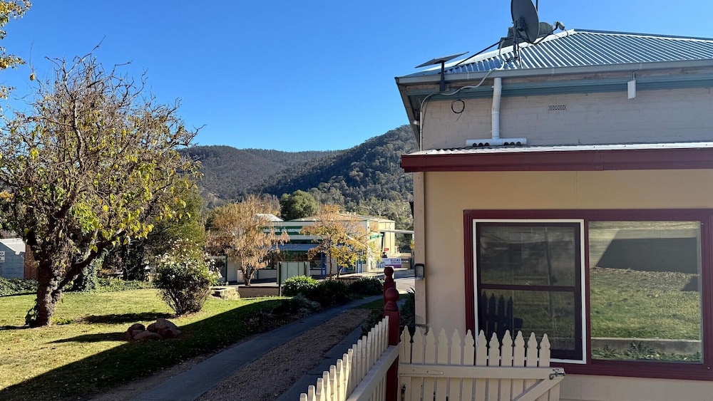 Colonial Bank Motel