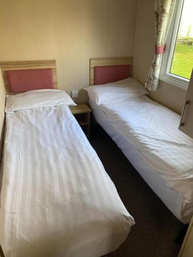 Budget 3-bed Caravan in Tunstall, Hull view 3