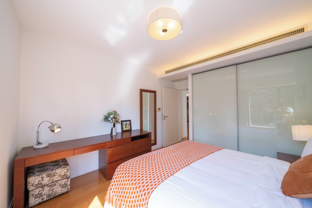 Tyms Cozy 2BR 1BA Apt Near Metro