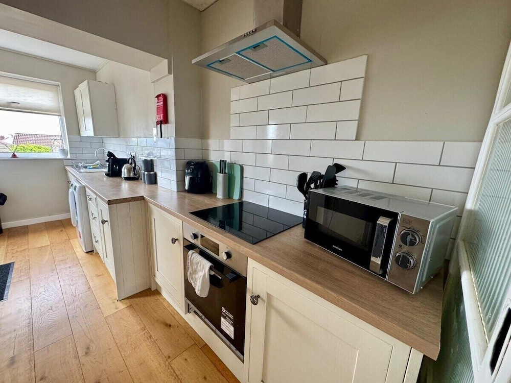 Cosy 2 Bedroom Home With Parking Near City Centre