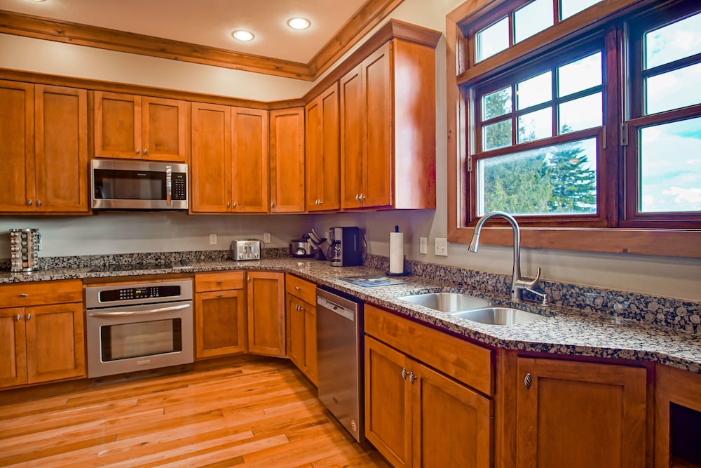 Shays Landing #6: 4 Bedrooms, 4.5 Bath: Pvt Hot Tub, Slope Side