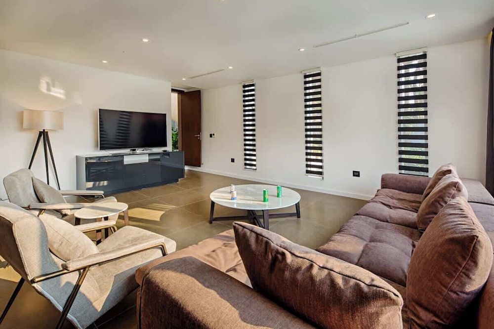 Oceanfront Elegance: 7-br Villa in Luxury Resort