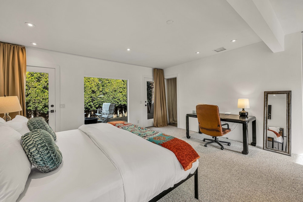 Mid-Century Elegance & Fun in Tahquitz River Estates