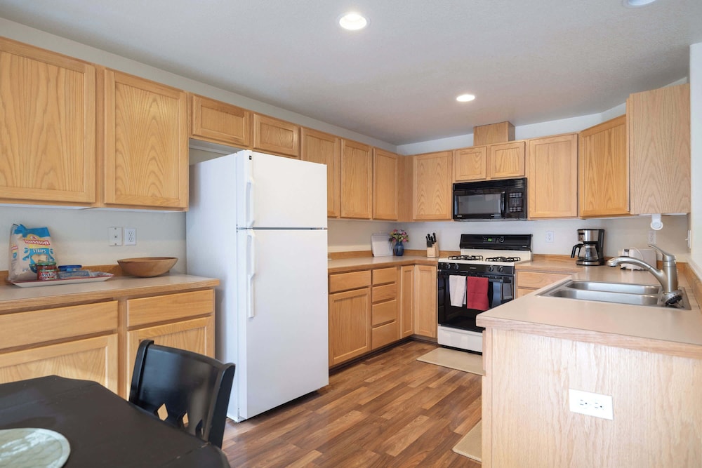 Rock Bluff Retreat - Home for 6!