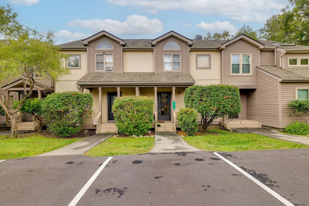 Colorful East Stroudsburg Townhome - Pets Welcome! view 5