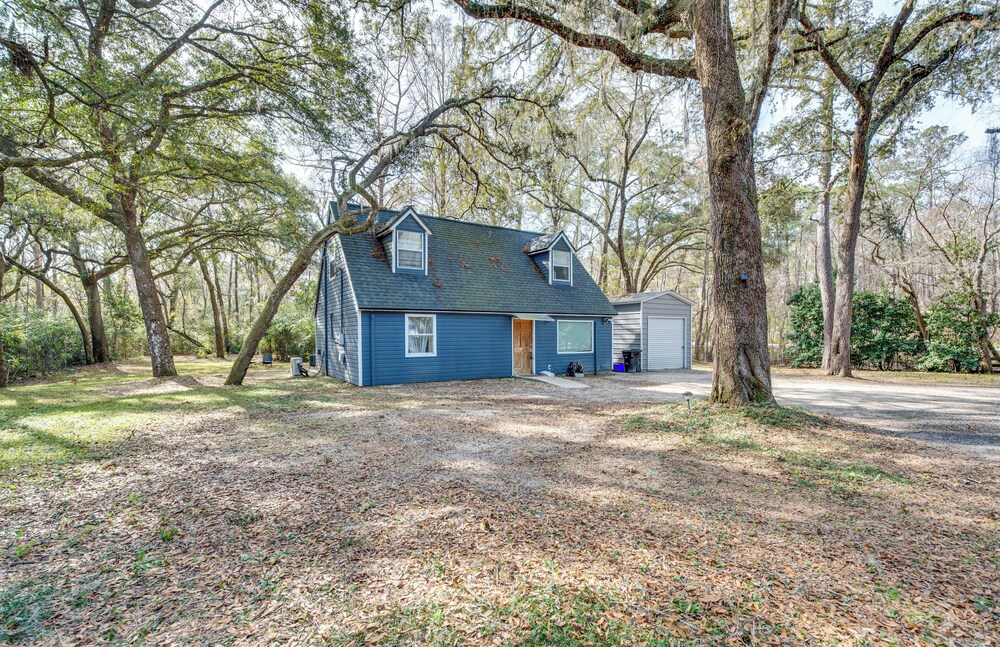 4 Mi to UF: Pet-friendly Home w/ Yard & Deck