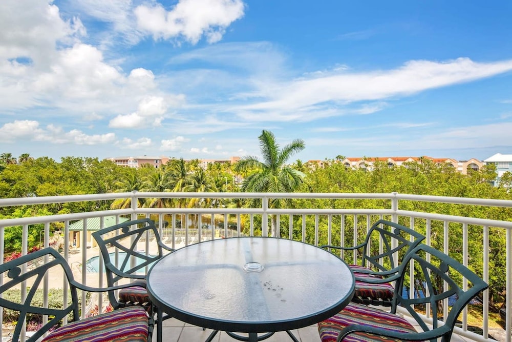 Pool View Pvt Balcony Samana Cay Suite view 5