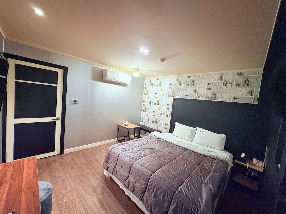 sharp motel