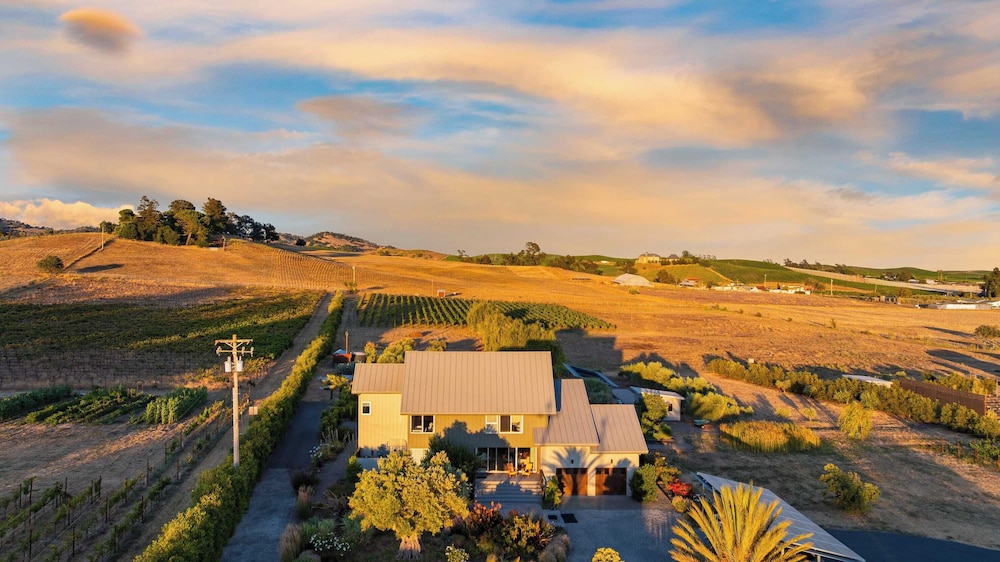 Coplan Vineyards by Avantstay 10-acre Estate w/ Pool, Spa, Bocce & Designer Interiors