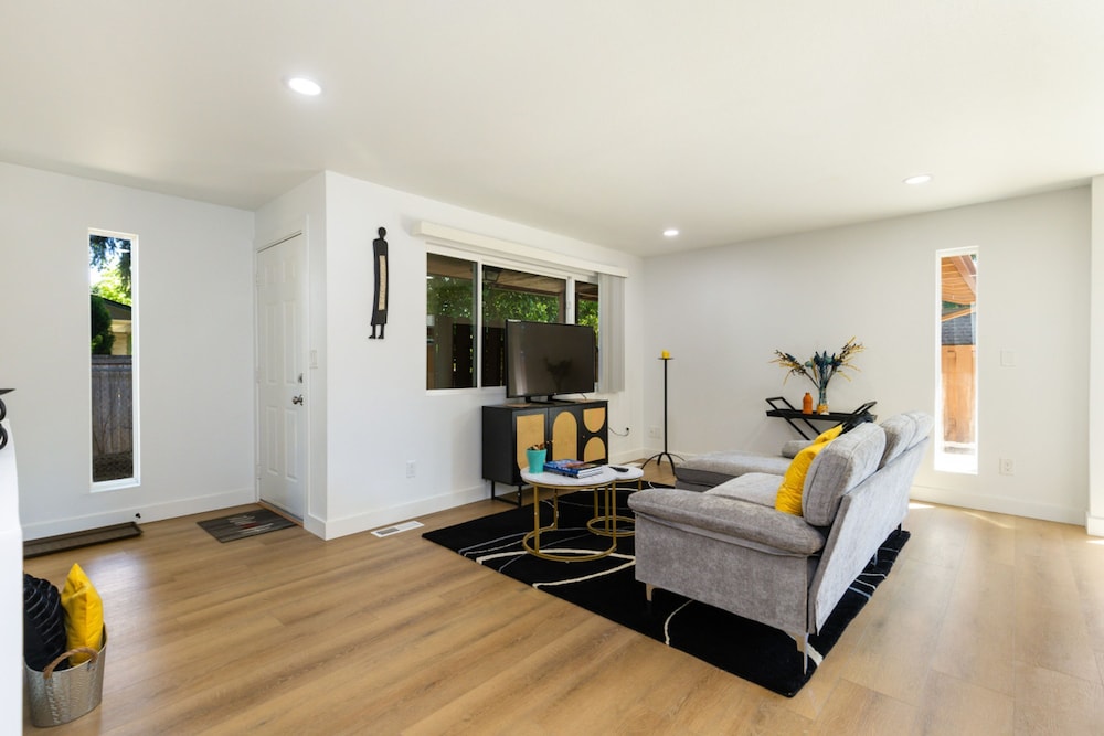 Comfy Stay in Bellevue w Parking Included