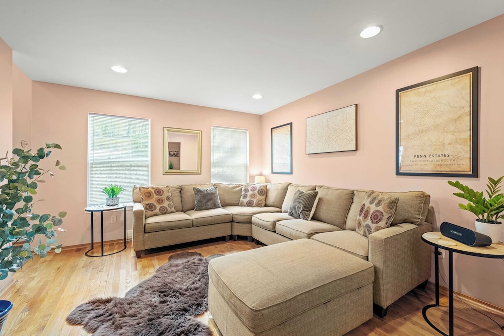 Lakeview Retreat w/ Kayaks, Game Room, Firepits Gated Community w/ Lake + Beach Access