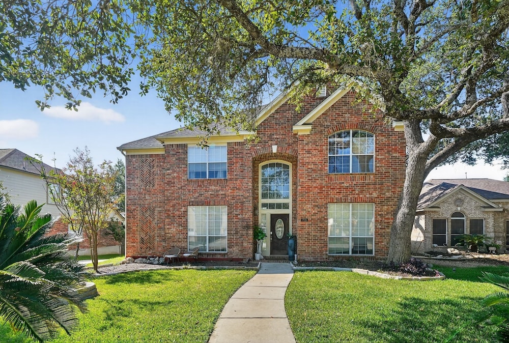 San Antonio Oasis Hot Tub & Pool Access 4 Bedroom Home